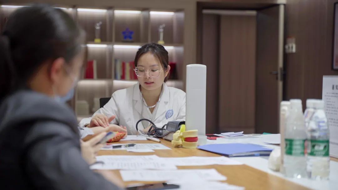 健康義診進(jìn)中庭，跟emo說拜拜