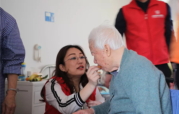 【先鋒引領(lǐng)，凝心聚力】三月學(xué)雷鋒，情暖敬老院